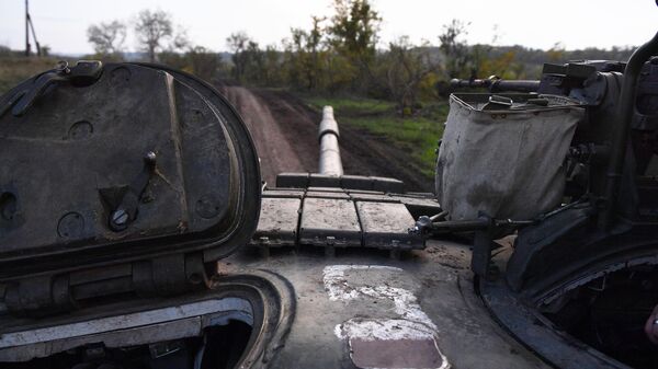  Танк Т-80 отправляется для боевой стрельбы по позициям ВСУ в Донецкой области
