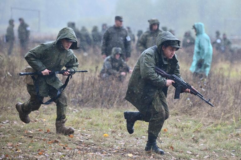 Военнослужащие из числа мобилизованных проходят обучение на военных сборах в Подмосковье