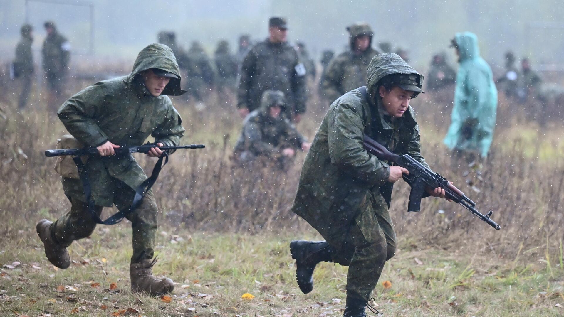 Военнослужащие из числа мобилизованных проходят обучение на военных сборах в Подмосковье - РИА Новости, 1920, 03.10.2022