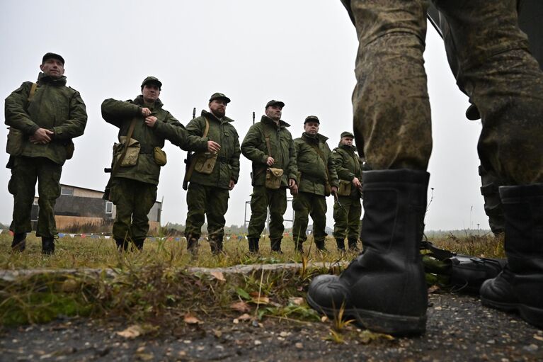 Военнослужащие из числа мобилизованных проходят обучение на военных сборах в Подмосковье