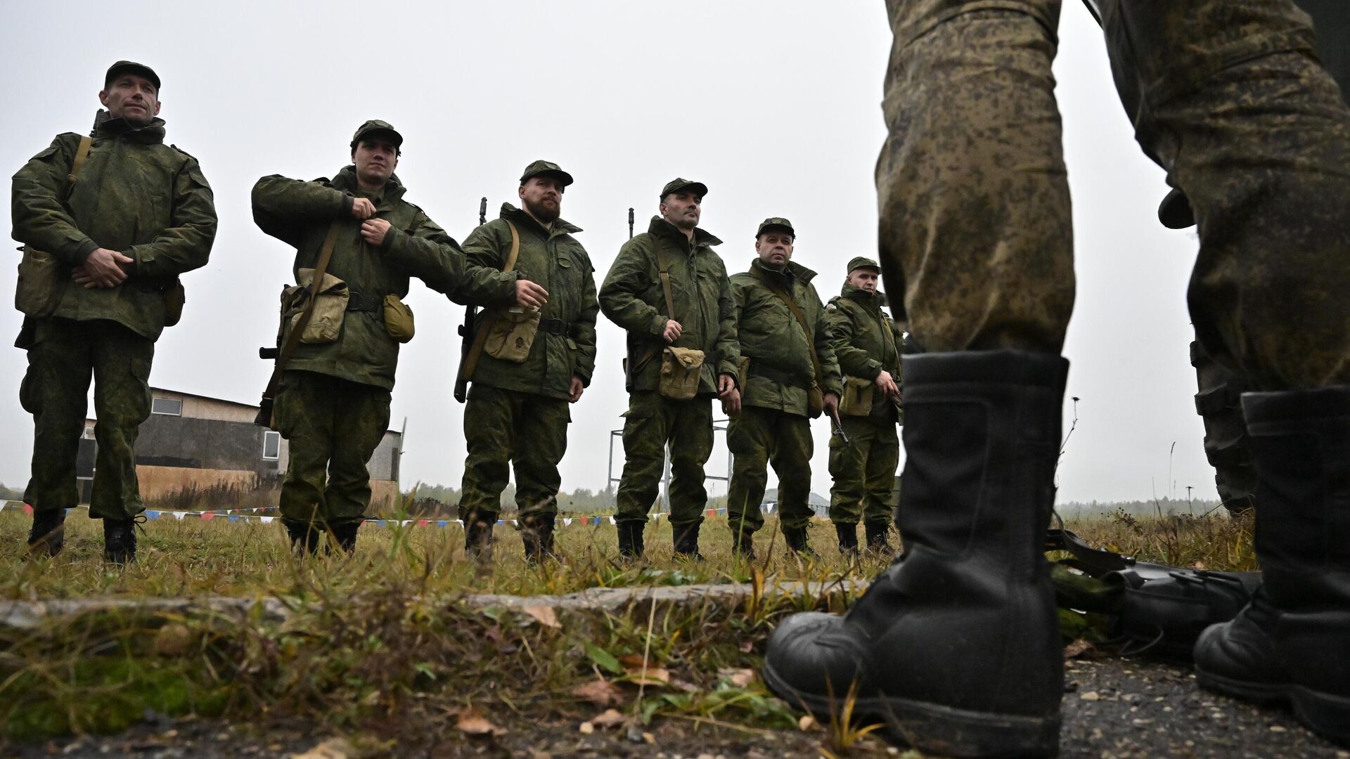 Военнослужащие из числа мобилизованных проходят обучение на военных сборах в Подмосковье - РИА Новости, 1920, 03.10.2022