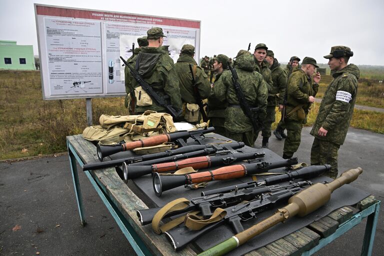 Военнослужащие из числа мобилизованных проходят обучение на военных сборах в Подмосковье