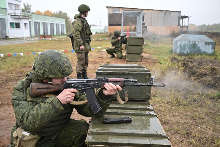 Военнослужащие из числа мобилизованных проходят обучение на военных сборах в Подмосковье