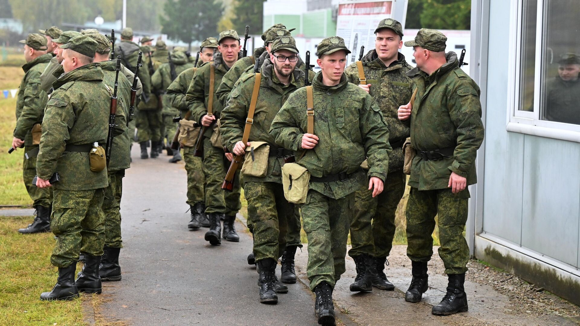Военнослужащие из числа мобилизованных проходят обучение на военных сборах в Подмосковье - РИА Новости, 1920, 04.10.2022