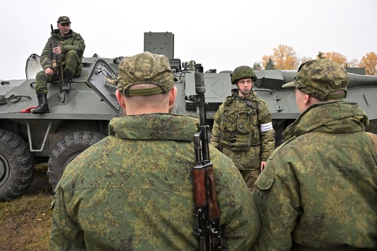 Военнослужащие из числа мобилизованных проходят обучение на военных сборах в Подмосковье