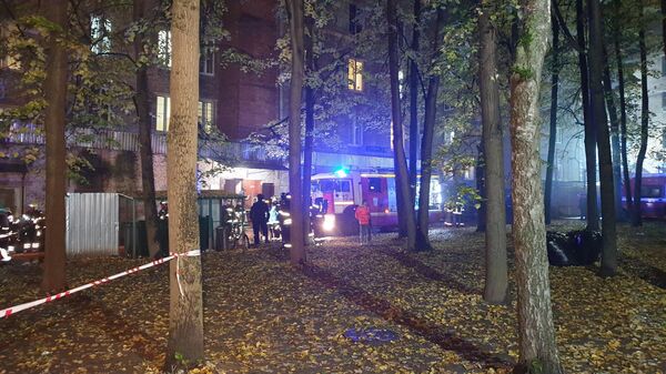 Пожарно-спасательные подразделения на месте возгорания в здании хостела на ул. Ярославская