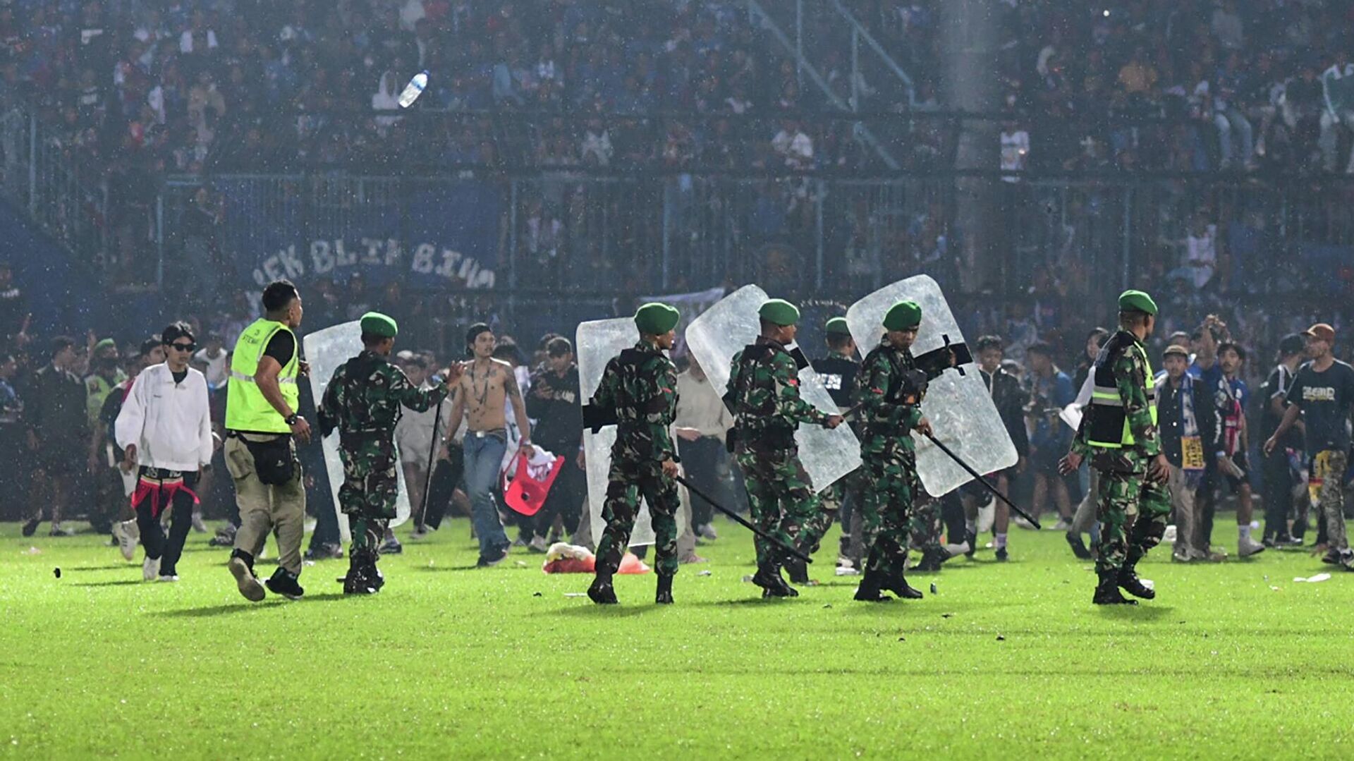 Беспорядки на стадионе в Маланге в Индонезии - РИА Новости, 1920, 02.10.2022