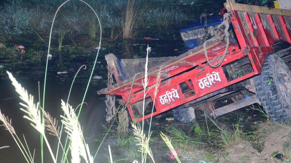 Сельскохозяйственный трактор упал в пруд в округе Канпур, Индия