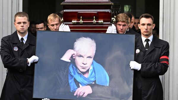 Вынос портрета и гроба с телом артиста Бориса Моисеева после церемонии прощания из траурного зала на Троекуровском кладбище