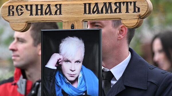 Крест и портрет артиста Бориса Моисеева на церемонии захоронения на Троекуровском кладбище