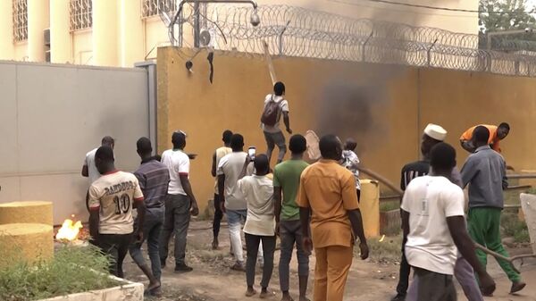 Протестующие у посольства Франции в Уагадугу, Буркина-Фасо