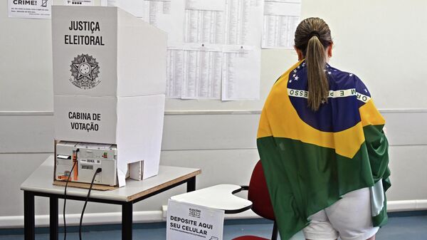 Женщина голосует на избирательном участке во время парламентских и президентских выборов в Бразилии