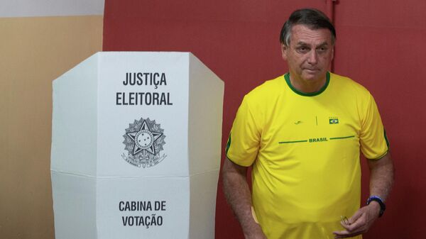 Президент Бразилии Жаир Болсонару на избирательном участке на всеобщих выборах в Рио-де-Жанейро, Бразилия