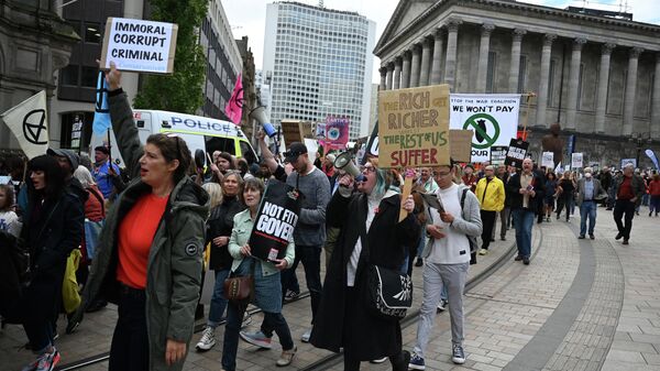 Протестующие в Бирмингеме во время съезда Консервативной партии