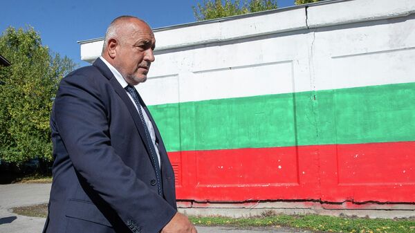 Бойко Борисов покидает избирательный участок в городе Банкя после голосования на парламентских выборах в Болгарии
