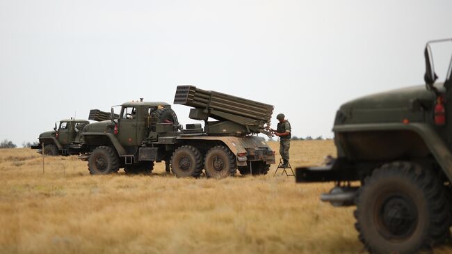 Российский военнослужащий возле реактивной системы залпового огня (РСЗО) Торнадо-Г