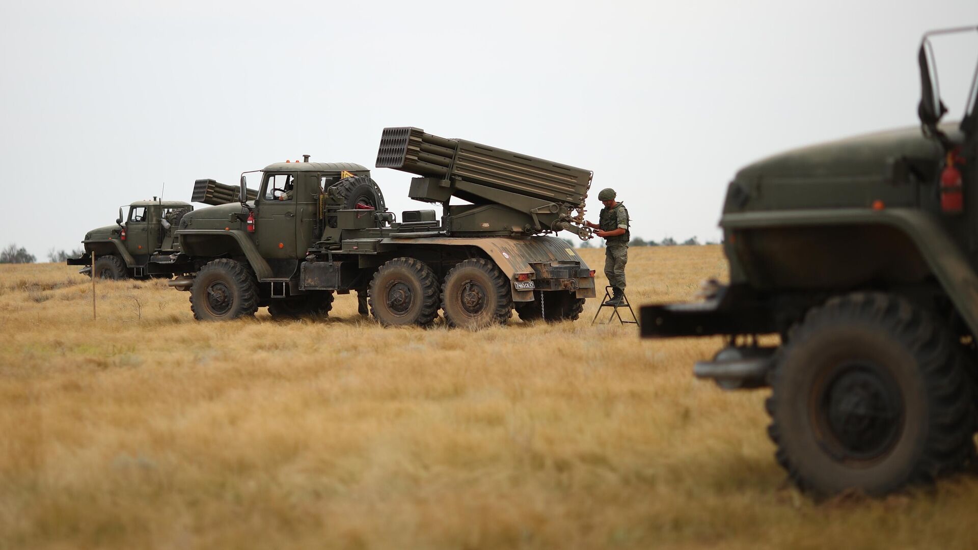 Российский военнослужащий возле реактивной системы залпового огня (РСЗО) Торнадо-Г - РИА Новости, 1920, 16.11.2022