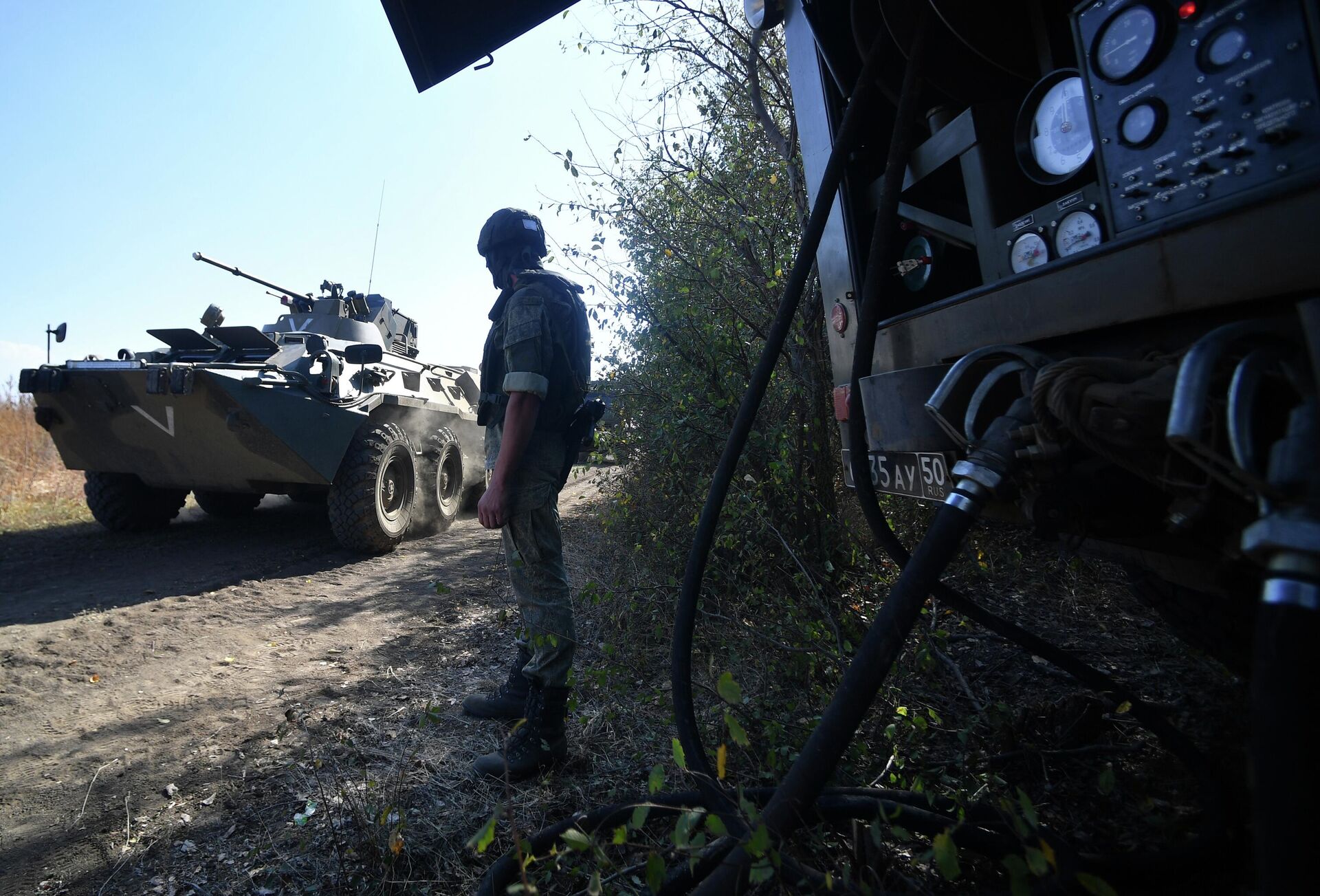 Заправка колонны военной техники отдельного батальона материального обеспечения ВДВ в Запорожской области - РИА Новости, 1920, 13.01.2023