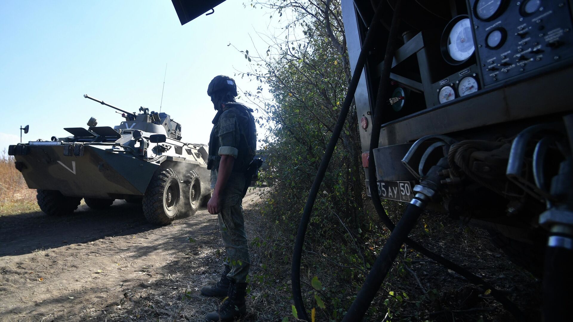 Заправка колонны военной техники отдельного батальона материального обеспечения ВДВ в Запорожской области - РИА Новости, 1920, 04.10.2022