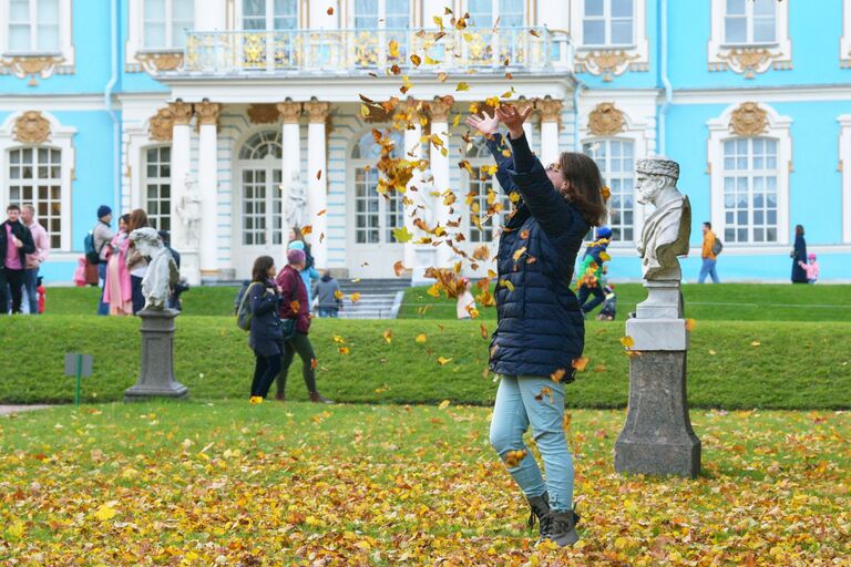 Посетительница у Екатерининского дворца в Государственном музее-заповеднике Царское Село в Пушкине