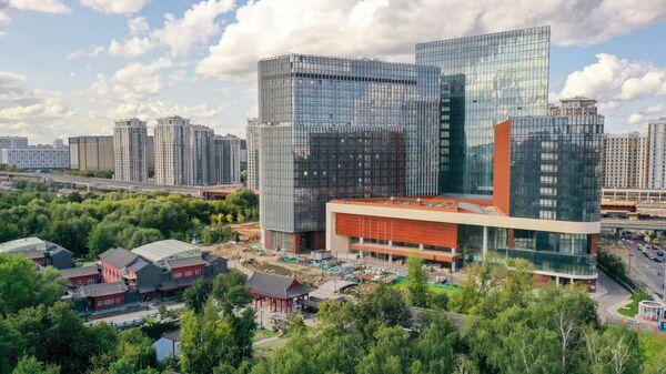 Вид с квадрокоптера на китайский деловой центр Парк Хуамин на северо-востоке Москвы