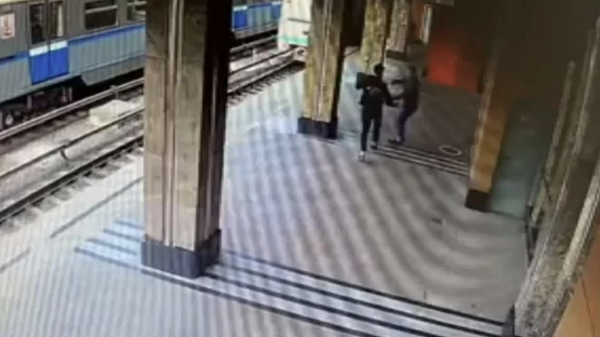 Скриншот записи с камеры видеонаблюдения на станции метро Кунцевская в Москве