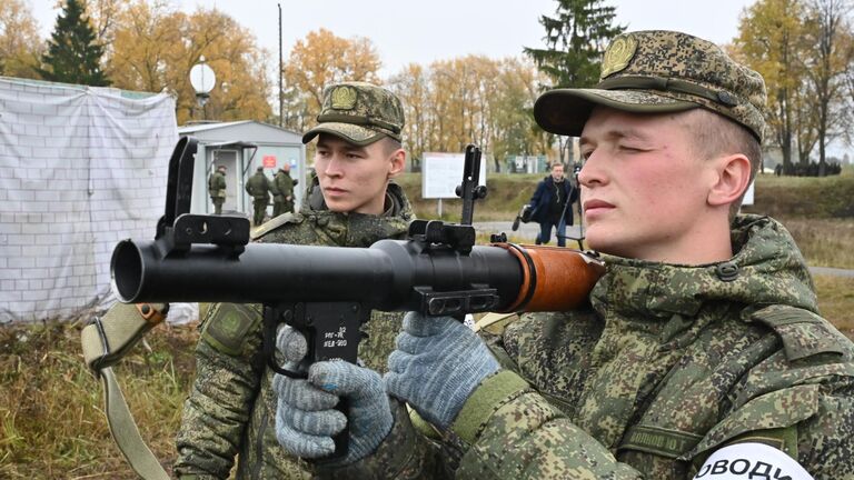 Военнослужащий из числа мобилизованных проходит обучение на военных сборах в Подмосковье