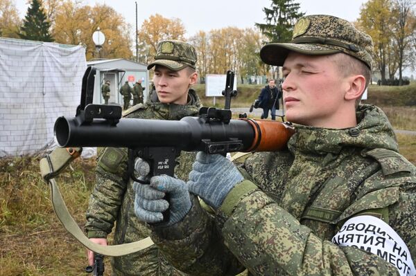 Военнослужащий из числа мобилизованных проходит обучение на военных сборах в Подмосковье