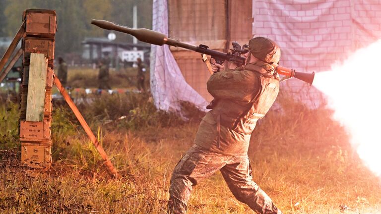 Военнослужащий из числа мобилизованных проходит обучение на военных сборах в Подмосковье