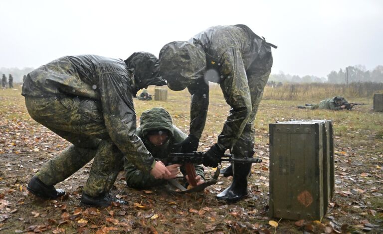 Военнослужащие из числа мобилизованных проходят обучение на военных сборах в Подмосковье