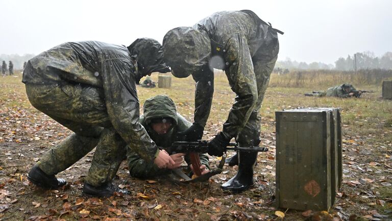 Военнослужащие из числа мобилизованных проходят обучение на военных сборах в Подмосковье