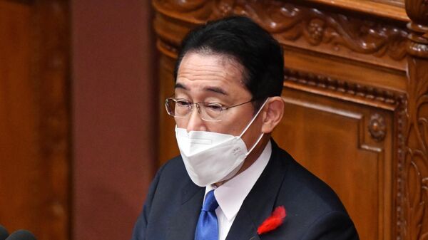 Премьер-министр Японии Фумио Кисида выступает на внеочередном заседании парламента в Токио