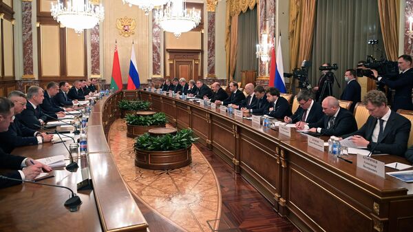 Председатель правительства РФ Михаил Мишустин и премьер-министр Белоруссии Роман Головченко во время встречи
