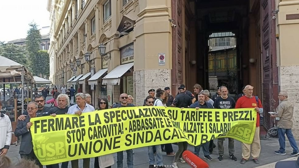 Участники акции протеста против увеличения тарифов на электричество и газ в Италии