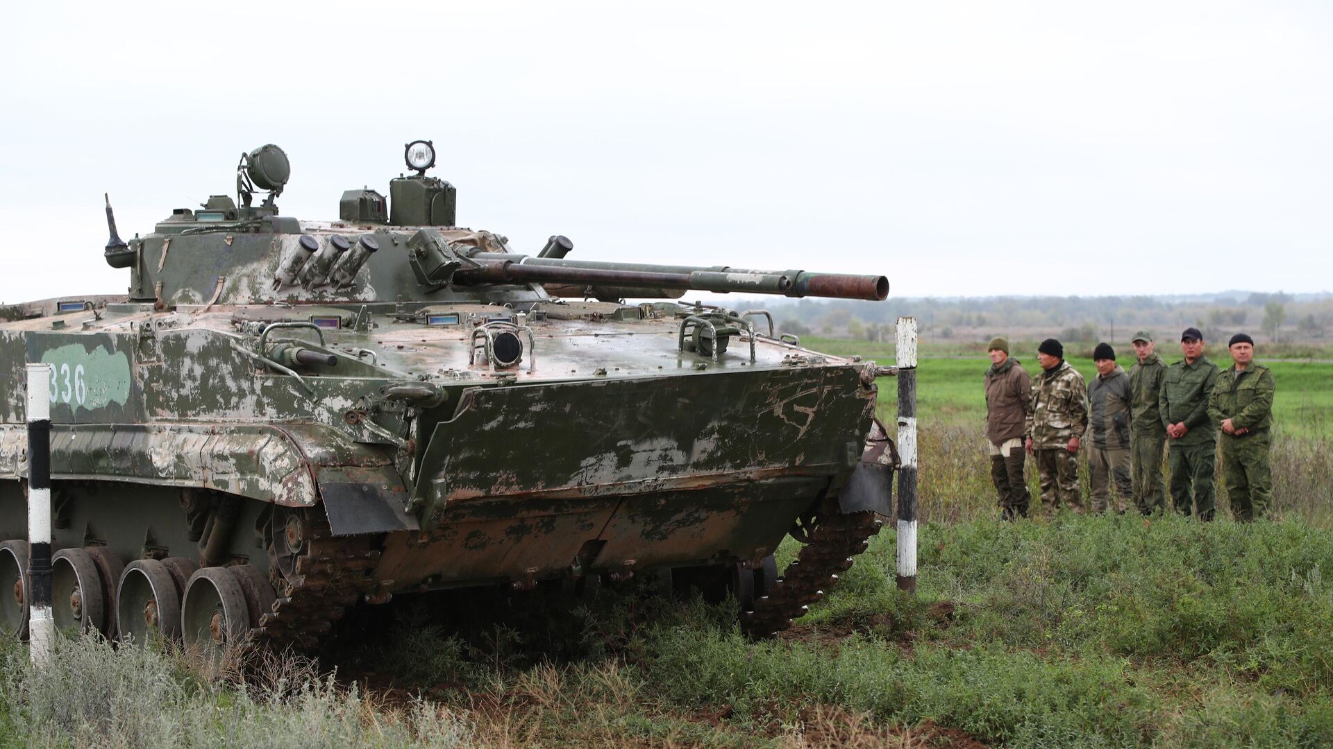 Военнослужащие из числа мобилизованных во время отработки навыков управления БМП-3 на военных сборах в Волгоградской области - РИА Новости, 1920, 03.10.2022