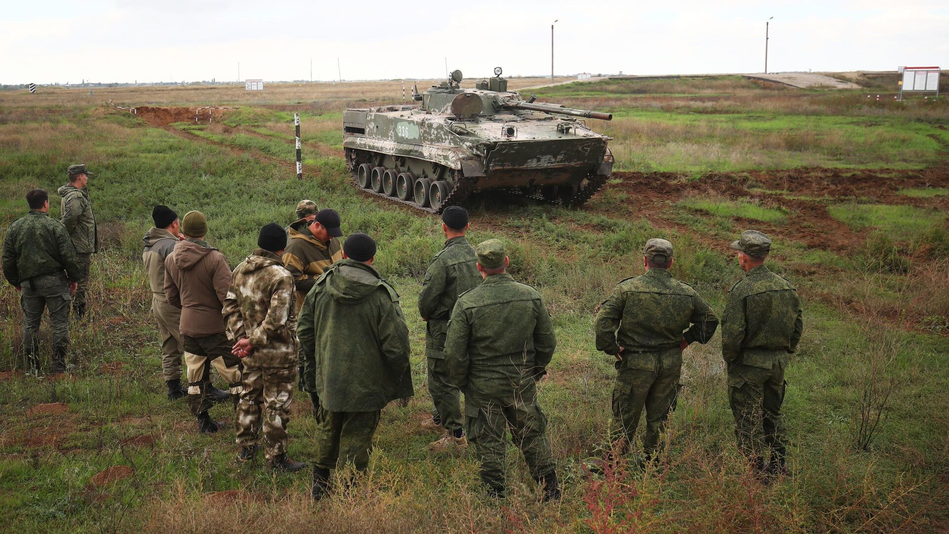 Военнослужащие из числа мобилизованных во время отработки навыков управления БМП-3 на военных сборах - РИА Новости, 1920, 07.10.2022