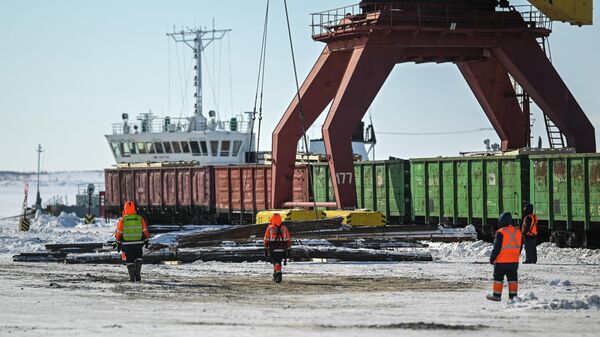 Рабочие в морском порту Дудинка