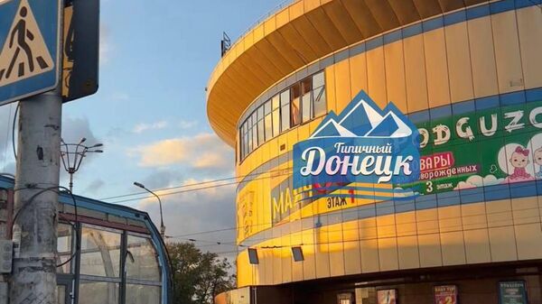 Последствия обстрела района автовокзала в центре Донецка