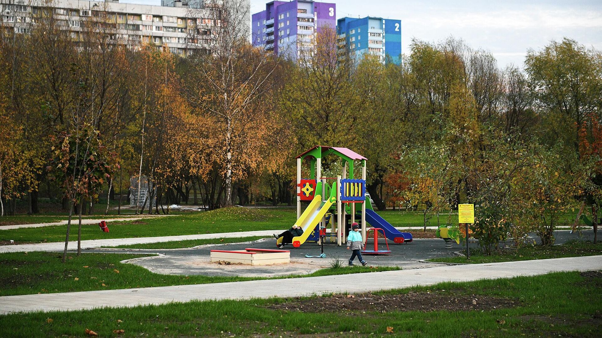 Ребенок играет на детской площадке - РИА Новости, 1920, 03.10.2022