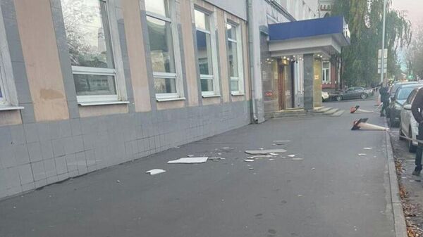 На месте обрушения фасадной плитки на Ткацкой улице в Москве