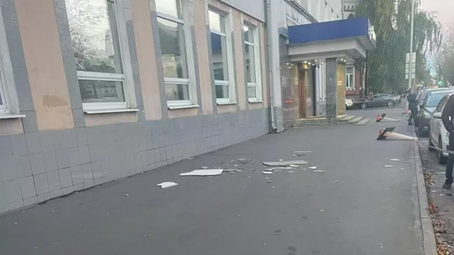 На месте обрушения фасадной плитки на Ткацкой улице в Москве
