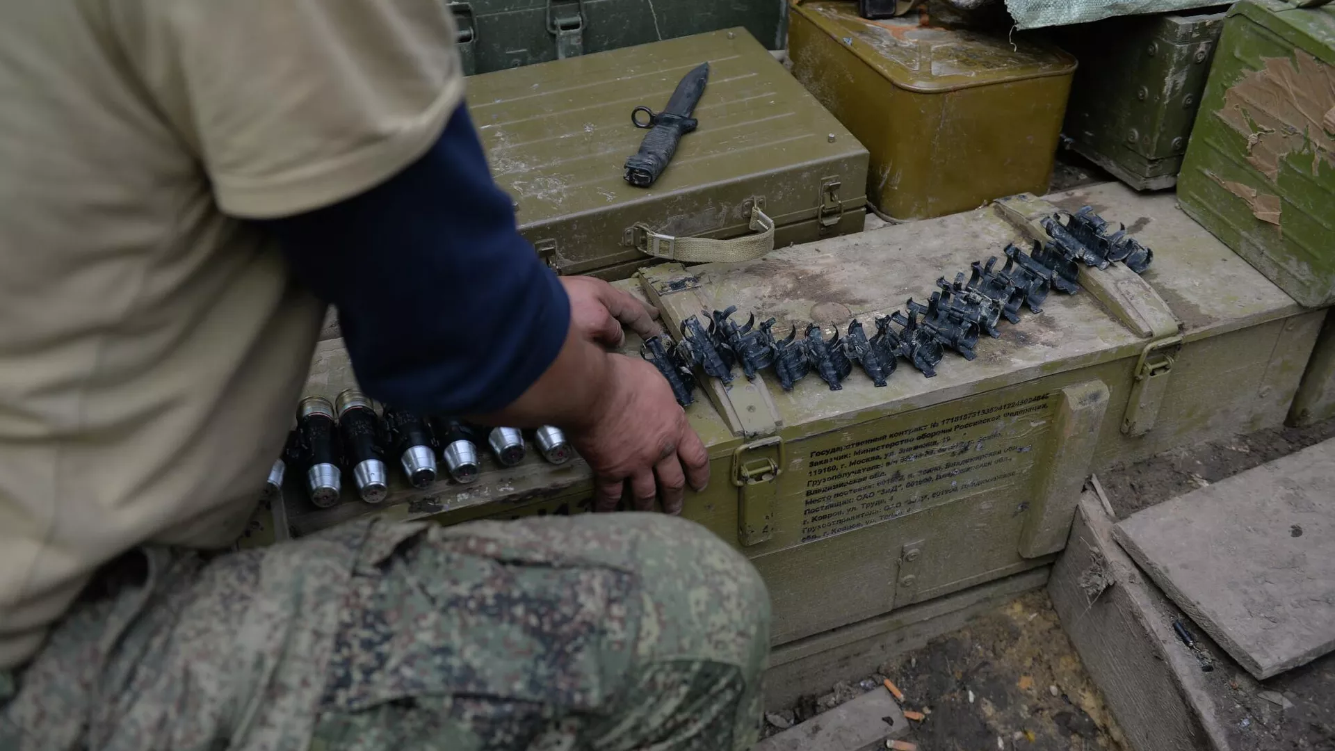 Боец Народной милиции ЛНР снаряжает ленту для гранатомета АГС в районе села Спорное в ДНР - РИА Новости, 1920, 14.10.2022