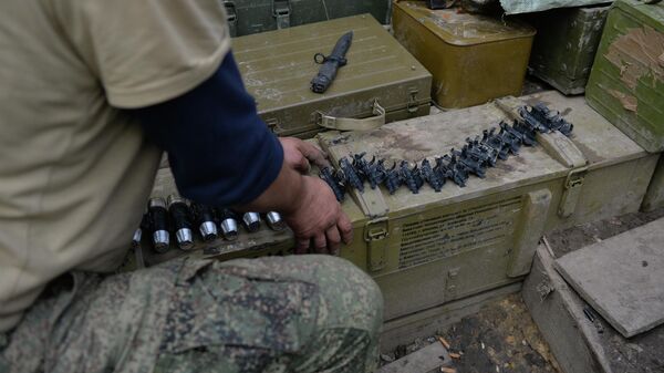 Боец Народной милиции ЛНР снаряжает ленту для гранатомета АГС в районе села Спорное в ДНР