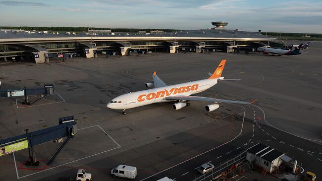 Самолет Airbus A340-300, следующий рейсом из Каракаса в Москву, в аэропорту Внуково