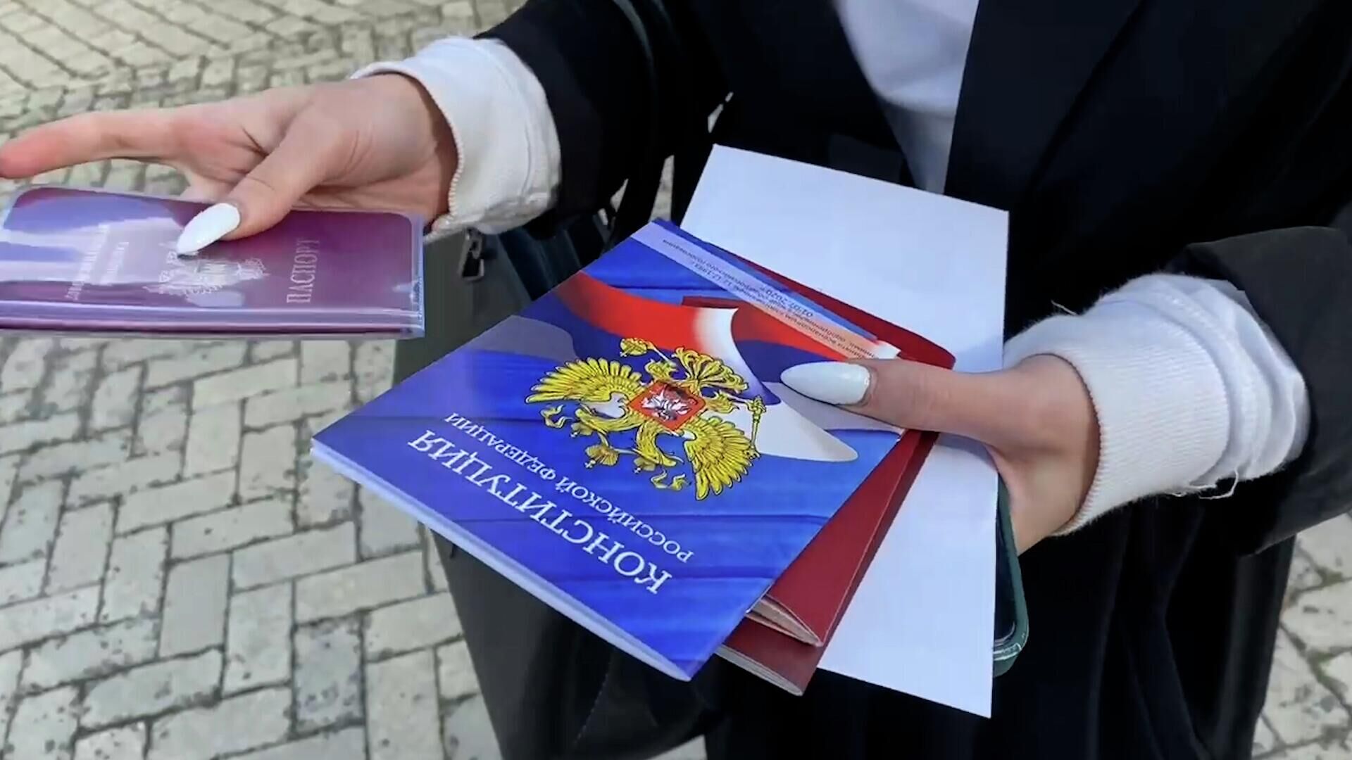 Жители ДНР получают российские паспорта - РИА Новости, 1920, 04.10.2022