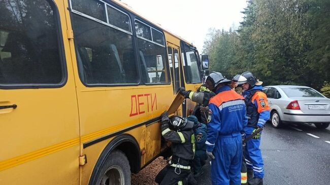 На месте ДТП с участием школьного автобуса в Ленинградской области