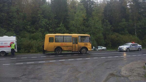 На месте ДТП с участием школьного автобуса в Ленинградской области