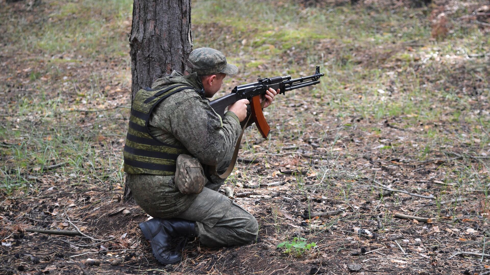 Боец 208-го казачьего полка Народной милиции ЛНР возле позиций в лесу на окраинах Красного Лимана в ДНР - РИА Новости, 1920, 23.11.2022