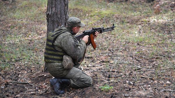 Боец 208-го казачьего полка Народной милиции ЛНР возле позиций в лесу на окраинах Красного Лимана в ДНР