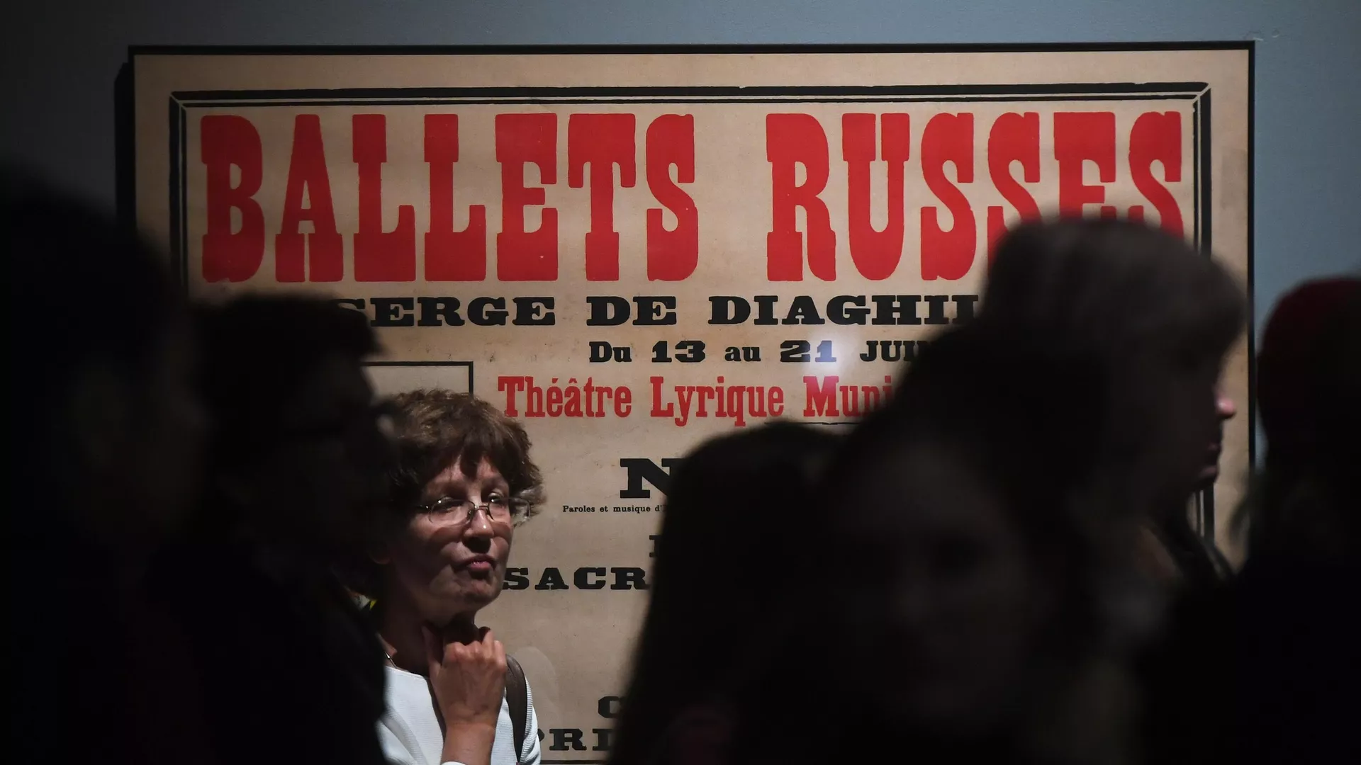 Посетители на выставке Дягилев. Генеральная репетиция в Новой Третьяковке на Крымском валу в Москве - РИА Новости, 1920, 04.10.2022
